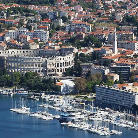 2 Bedroom Stunning Apartment In Pula プーラ